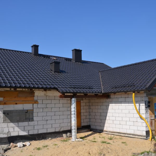 Stylowy dach z dachówki Creaton Titania czarna o eleganckim, połyskującym wykończeniu.